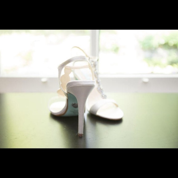Ivory Satin Heel - Picture 2 of 5